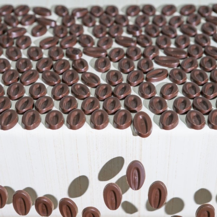 Chocolat noir de couverture  caraïbe Valrhona 66% en pistoles 250gr